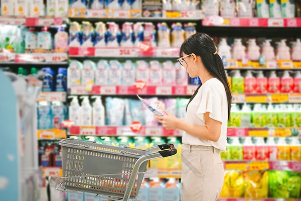 スーパーマーケットには大容量の洗剤が多く並んでいるものだ(写真=dodotone/stock.adobe.com)