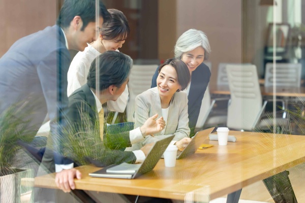 相手が話しやすいように聴くことが、円滑なコミュニケーションの秘訣(写真:naka/stock.adobe.com)