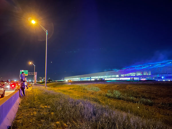ライトアップされたギガテキサスの全景。夜になっても工場周辺はファンや投資家たちでにぎわった（写真＝筆者撮影）