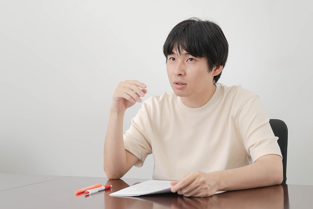 「『エブリスタ』の代表となり、サービスに精通するため、自分でも小説を書いて投稿しました。そこで『やるならとことんやる』というjust do itな精神が身につきました」 「『エブリスタ』の代表となり、サービスに精通するため、自分でも小説を書いて投稿しました。そこで『やるならとことんやる』というjust do itな精神が身につきました」