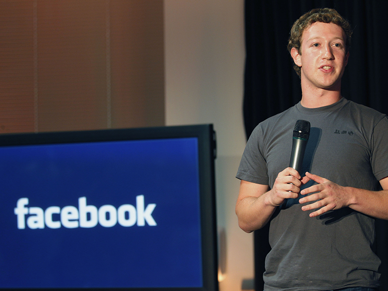 フェイスブックのザッカーバーグ、パジャマ姿で遅刻して登場