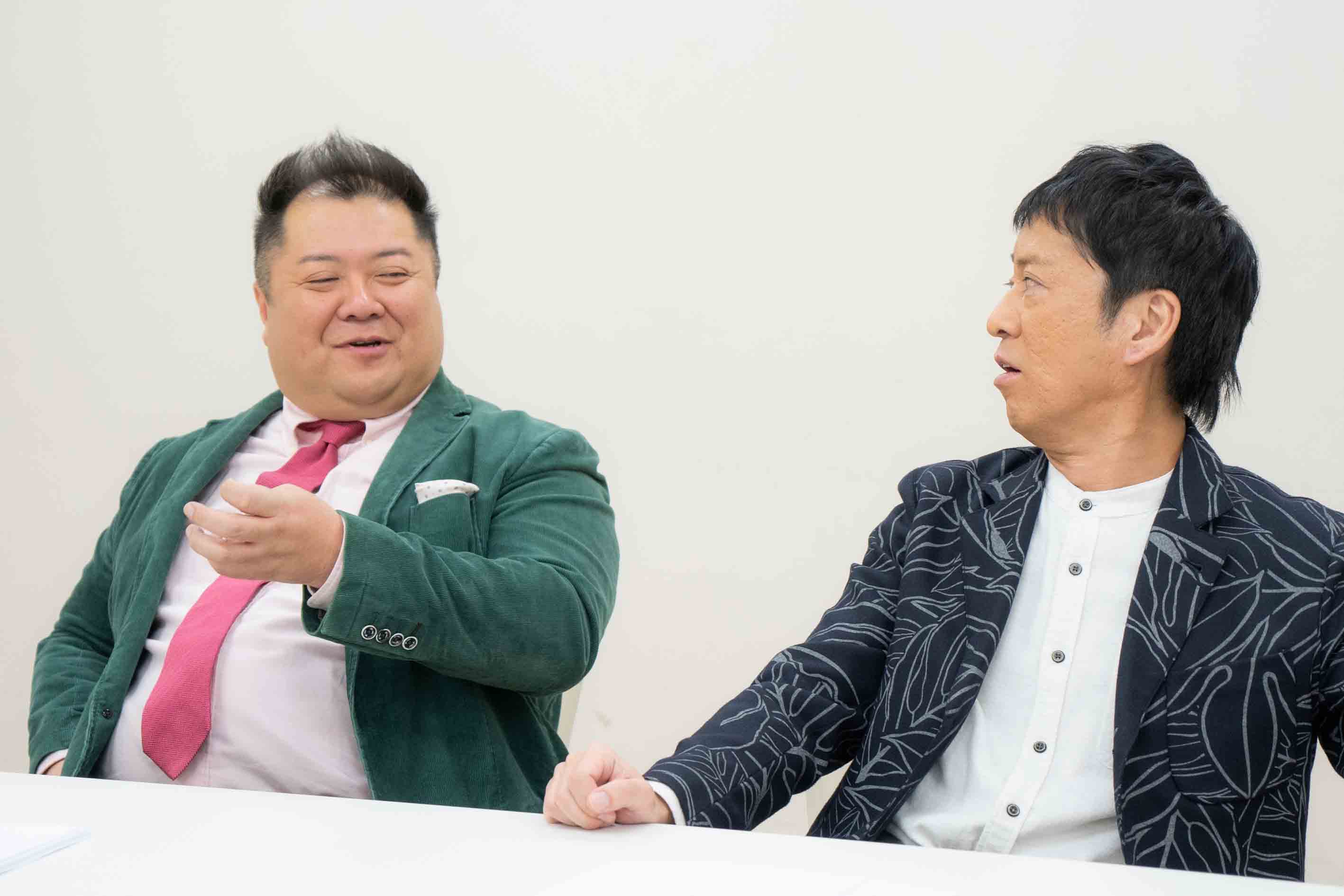 ブラックマヨネーズ<br>お笑い芸人（吉本興業所属）。ツッコミの小杉竜一氏（写真左）とボケの吉田敬氏（同右）からなるコンビ。1998年4月に結成してから「ABCお笑い新人グランプリ」（第23回／2002）優秀新人賞、「上方漫才大賞」（第37回／2002）新人賞などの賞レースを総なめにし、「M－1グランプリ2005」（第5回）優勝。主なレギュラー番組にはTBS『ニンゲン観察バラエティ モニタリング』、CX『ホンマでっか!?TV』がある。コンビ名の略称は「ブラマヨ」。