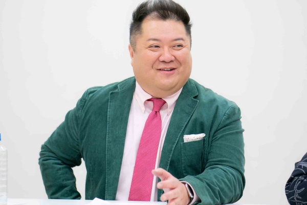 「腹式呼吸でわざと聞こえるようにつぶやくんです」と小杉氏