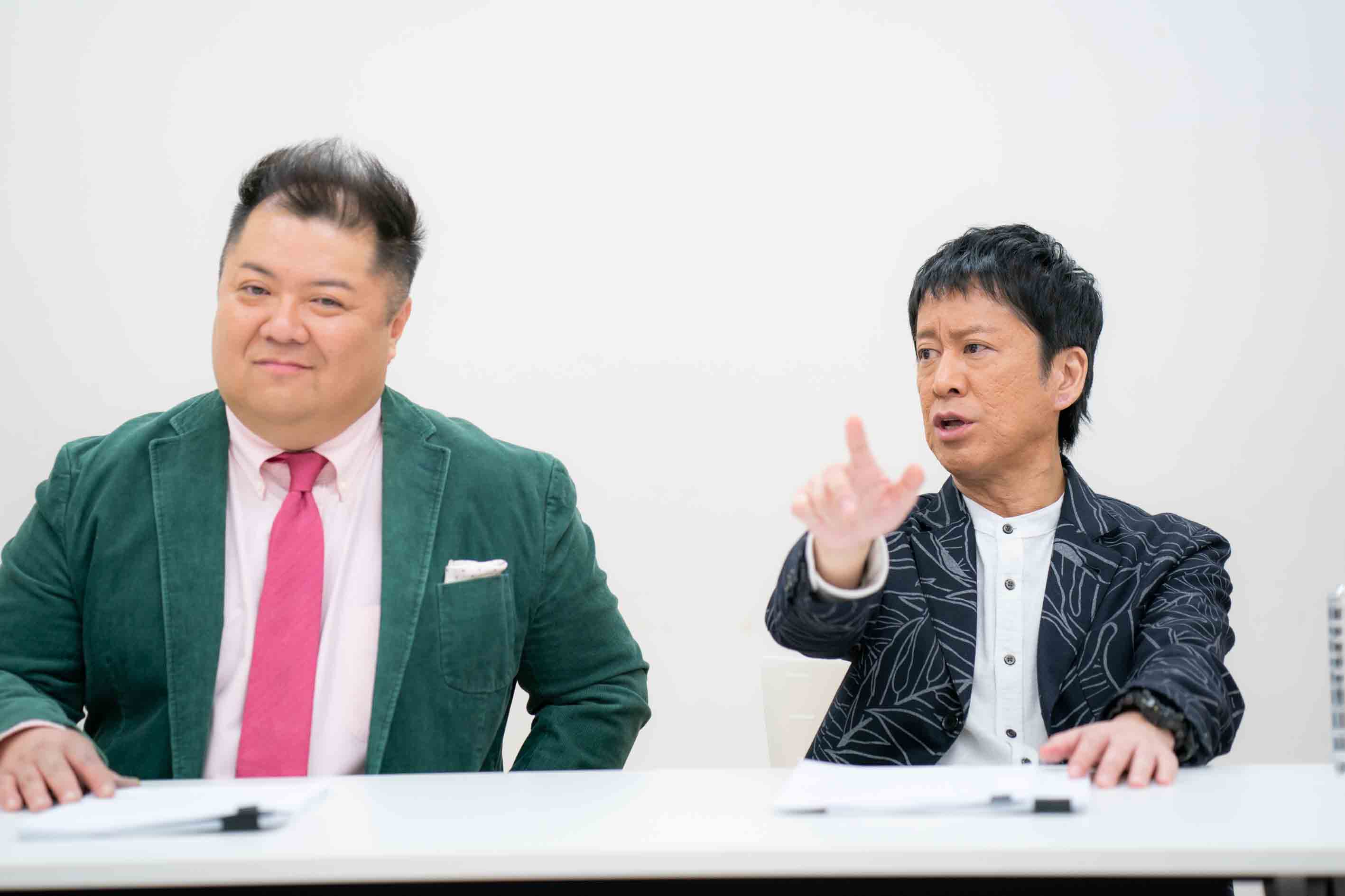 ブラックマヨネーズ<br>お笑い芸人（吉本興業所属）。ツッコミの小杉竜一氏（写真左）とボケの吉田敬氏（同右）からなるコンビ。1998年4月に結成してから「ABCお笑い新人グランプリ」（第23回／2002）優秀新人賞、「上方漫才大賞」（第37回／2002）新人賞などの賞レースを総なめにし、「M－1グランプリ2005」（第5回）優勝。主なレギュラー番組にはTBS『ニンゲン観察バラエティ モニタリング』、CX『ホンマでっか!?TV』がある。コンビ名の略称は「ブラマヨ」。