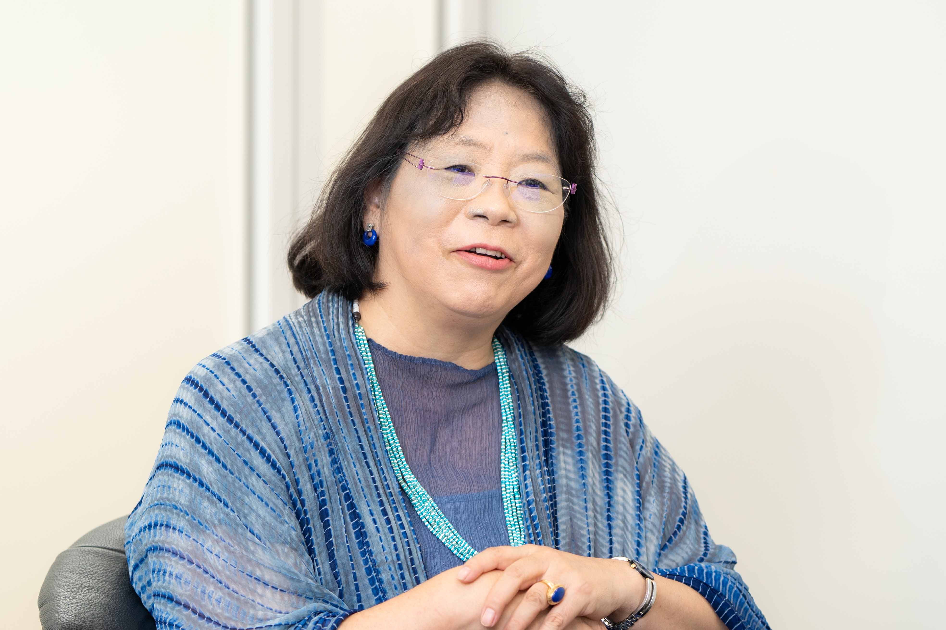 今井むつみ(いまい・むつみ)慶応義塾大学環境情報学部教授/1989年慶応義塾大学大学院博士課程単位取得退学。1994年ノースウエスタン大学心理学部Ph.D.取得。専門は認知科学、言語心理学、発達心理学。主な著書に『「何回説明しても伝わらない」はなぜ起こるのか?』(日経BP)、『学力喪失』『ことばと思考』『学びとは何か』『英語独習法』(すべて岩波新書)、『ことばの発達の謎を解く』(ちくまプリマー新書)など。共著に『言語の本質 ことばはどう生まれ、進化したか』(中公新書、「新書大賞2024」大賞受賞)、『言葉をおぼえるしくみ』(ちくま学芸文庫)、『算数文章題が解けない子どもたち』(岩波書店)などがある。国際認知科学会(Cognitive Science Society)、日本認知科学会フェロー。