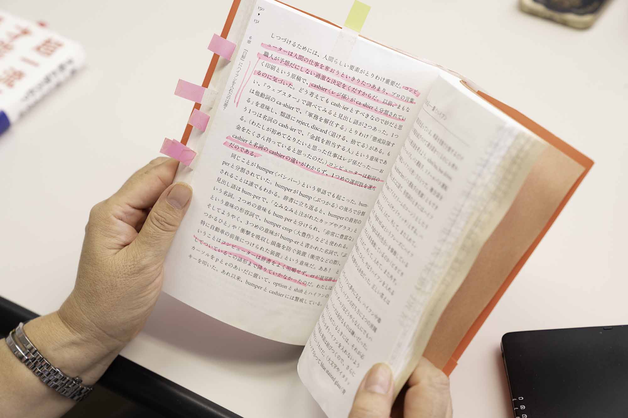 「本当は本を汚したくないのだけれど」と今井さん。何度も繰り返し読む本は、自然とマーカーも増えていく