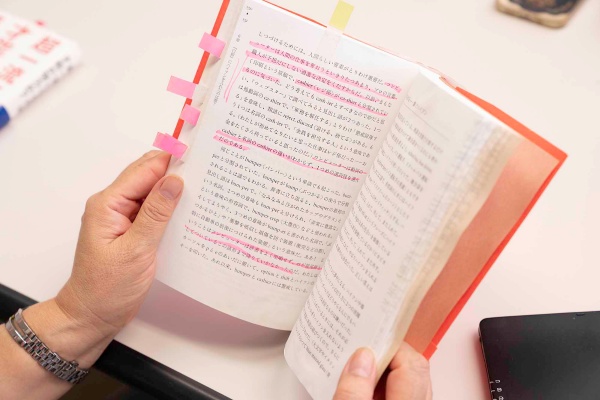 「本当は本を汚したくないのだけれど」と今井さん。何度も繰り返し読む本は、自然とマーカーも増えていく