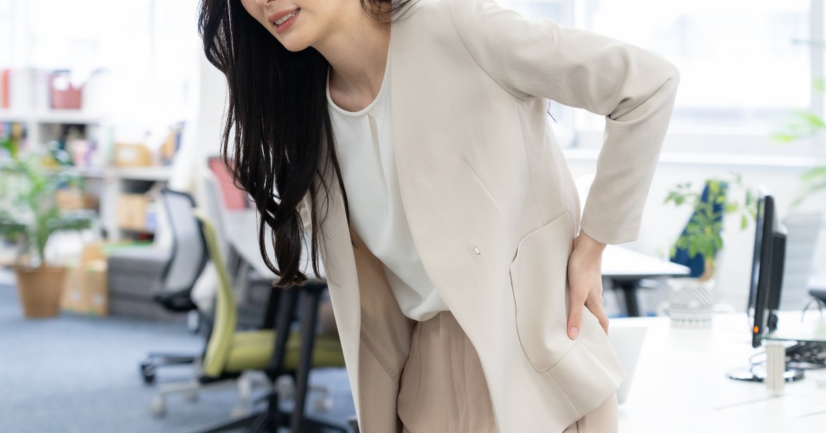 くしゃみでなぜぎっくり腰に？　「スマホ首」の人は腰の状態も悪い