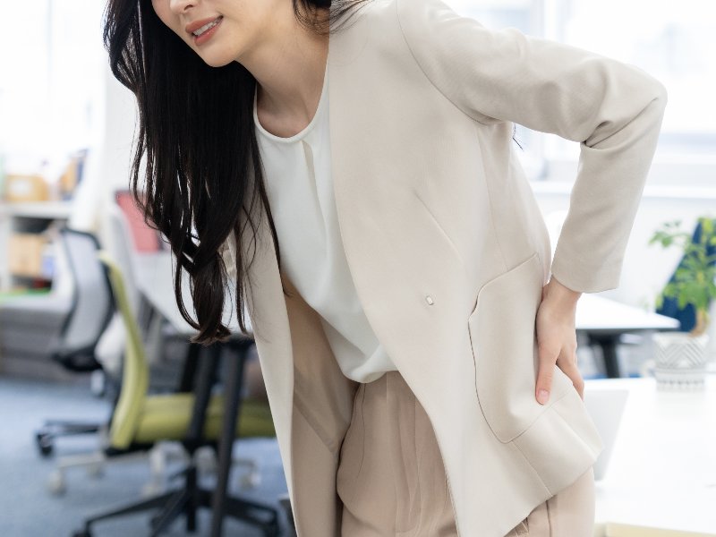 くしゃみでなぜぎっくり腰に？　「スマホ首」の人は腰の状態も悪い