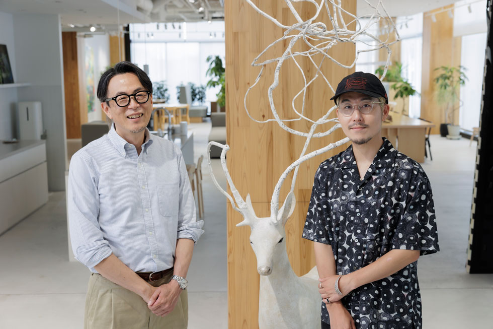 クラシコム代表取締役社長の青木耕平氏（左）とヘラルボニー代表取締役Co-CEOの松田崇弥氏（右）がブランドの「らしさ」について対談