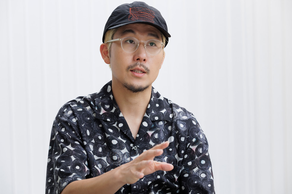 ヘラルボニー代表取締役Co-CEOの松田崇弥氏。小山薫堂氏が率いる企画会社オレンジ・アンド・パートナーズ、プランナーを経て独立。4歳上の兄・翔太が小学校時代に記していた謎の言葉「ヘラルボニー」を社名に、双子の松田文登氏と共にヘラルボニーを設立。「異彩を、放て。」をミッションに掲げ、福祉を起点に新たな文化の創造に挑む