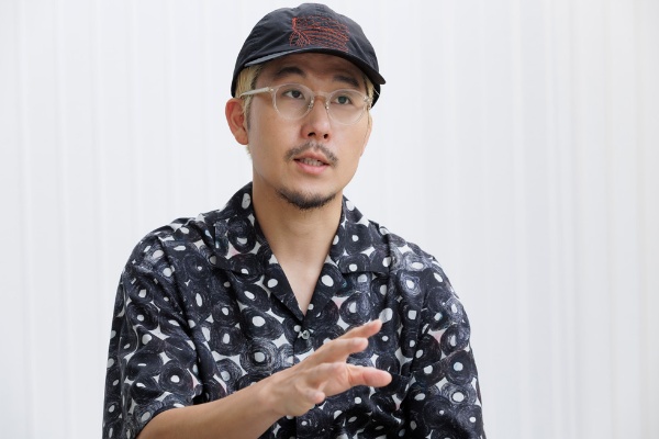 ヘラルボニー代表取締役Co-CEOの松田崇弥氏。小山薫堂氏が率いる企画会社オレンジ・アンド・パートナーズ、プランナーを経て独立。4歳上の兄・翔太が小学校時代に記していた謎の言葉「ヘラルボニー」を社名に、双子の松田文登氏と共にヘラルボニーを設立。「異彩を、放て。」をミッションに掲げ、福祉を起点に新たな文化の創造に挑む