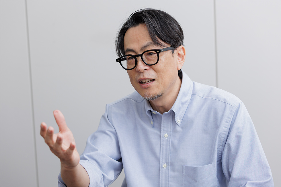 「言葉」を整備し、熱狂に頼らない企業運営を進める青木氏（写真／古立康三）