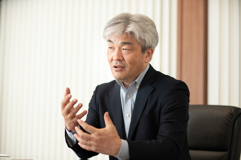<b>鈴木一人(すずき・かずと)</b><br>2000年英国サセックス大学大学院ヨ-ロッパ研究所現代ヨーロッパ研究専攻博士課程修了。00~08年筑波大学大学院人文社会科学研究科で専任講師・准教授、08~20年北海道大学公共政策大学院で准教授・教授。12~13年プリンストン大学国際地域研究所客員研究員。13~15年国連安保理イラン制裁専門家パネル委員。20年から東京大学公共政策大学院教授、22年から地経学研究所長(ともに現職)。内閣府宇宙政策委員会委員(宇宙安全保障部会長)、日本安全保障貿易学会会長、国際宇宙アカデミー正会員、日本国際問題研究所客員研究員なども兼任。(写真:品田裕美、以下同)