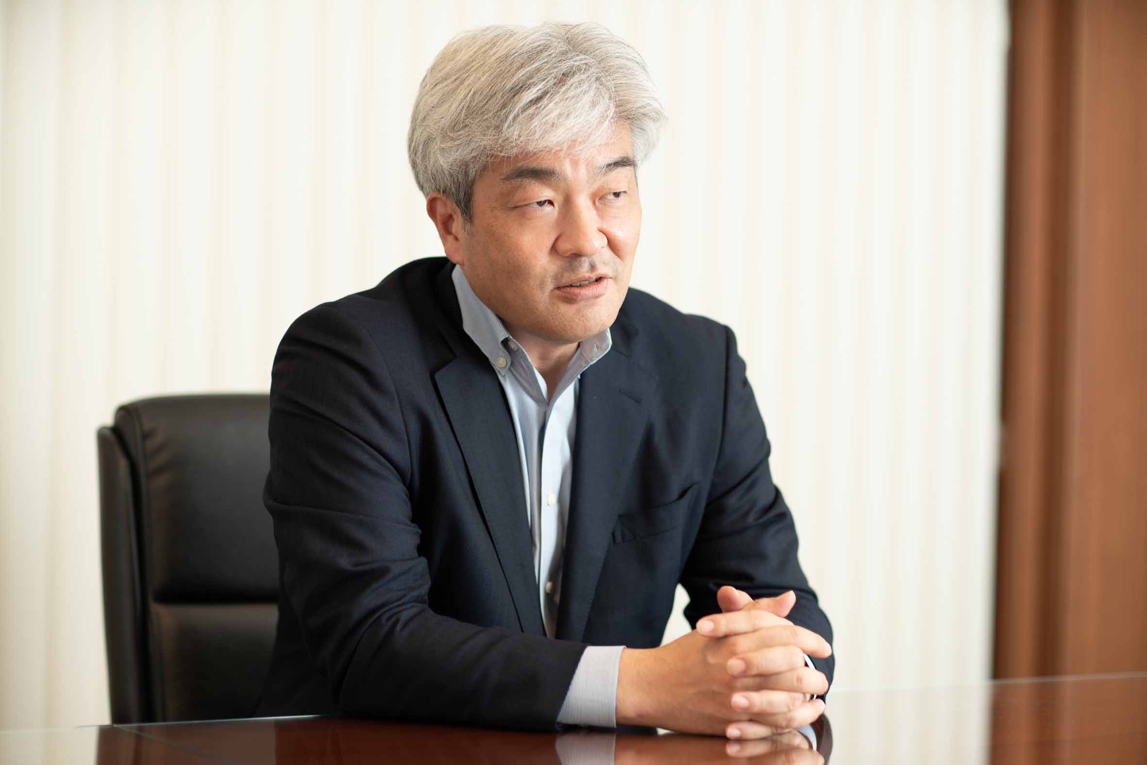 <b>鈴木一人（すずき・かずと）</b><br>2000年英国サセックス大学大学院ヨ－ロッパ研究所現代ヨーロッパ研究専攻博士課程修了。00～08年筑波大学大学院人文社会科学研究科で専任講師・准教授、08～20年北海道大学公共政策大学院で准教授・教授。12～13年プリンストン大学国際地域研究所客員研究員。13～15年国連安保理イラン制裁専門家パネル委員。20年から東京大学公共政策大学院教授、22年から地経学研究所長（ともに現職）。内閣府宇宙政策委員会委員（宇宙安全保障部会長）、日本安全保障貿易学会会長、国際宇宙アカデミー正会員、日本国際問題研究所客員研究員なども兼任。（写真：品田裕美、以下同）