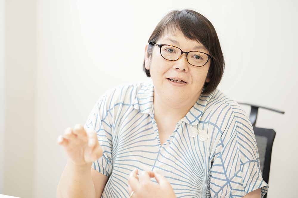 「紙の本というのはよくできたシステム」と話す津田淳子さん