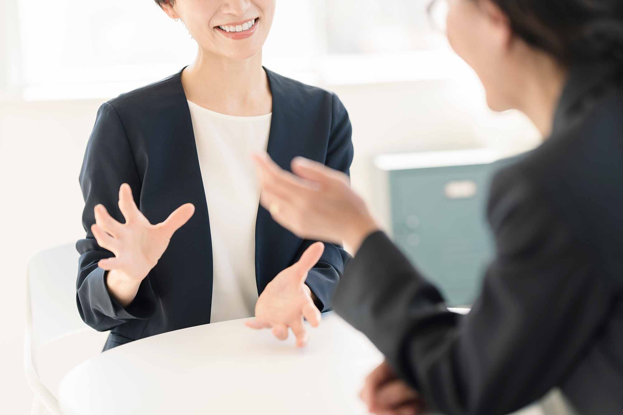 ゆったりと間をとって話し出すことで自分も相手も心が落ち着く<br>（写真：lielos／stock.adobe.com）