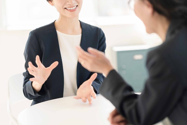 ゆったりと間をとって話し出すことで自分も相手も心が落ち着く<br>(写真:lielos/stock.adobe.com) ゆったりと間をとって話し出すことで自分も相手も心が落ち着く<br>(写真:lielos/stock.adobe.com)