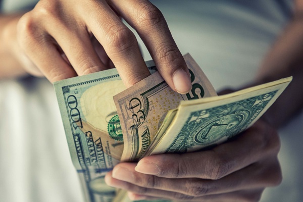 お金に対する「間違った愛情」こそが諸悪の根源(写真/shutterstock)