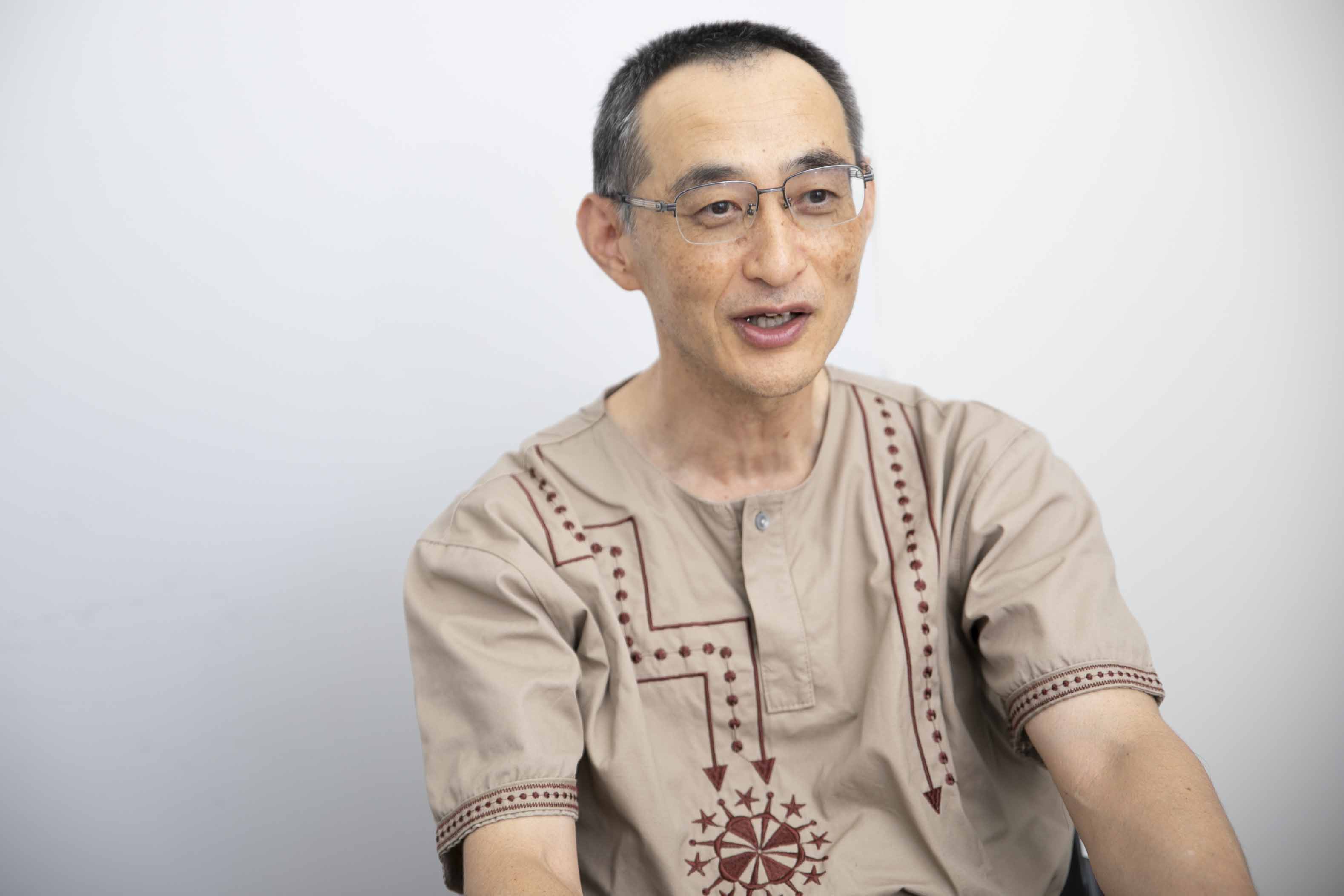 「長く定説だった逆U字型仮説が揺らいでいます」と話す山形さん