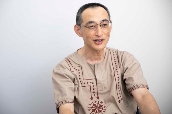「長く定説だった逆U字型仮説が揺らいでいます」と話す山形さん