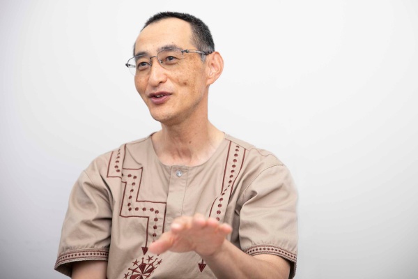 「どの作品も過酷な暮らしを笑い飛ばすような活力に満ちています」と話す山形さん