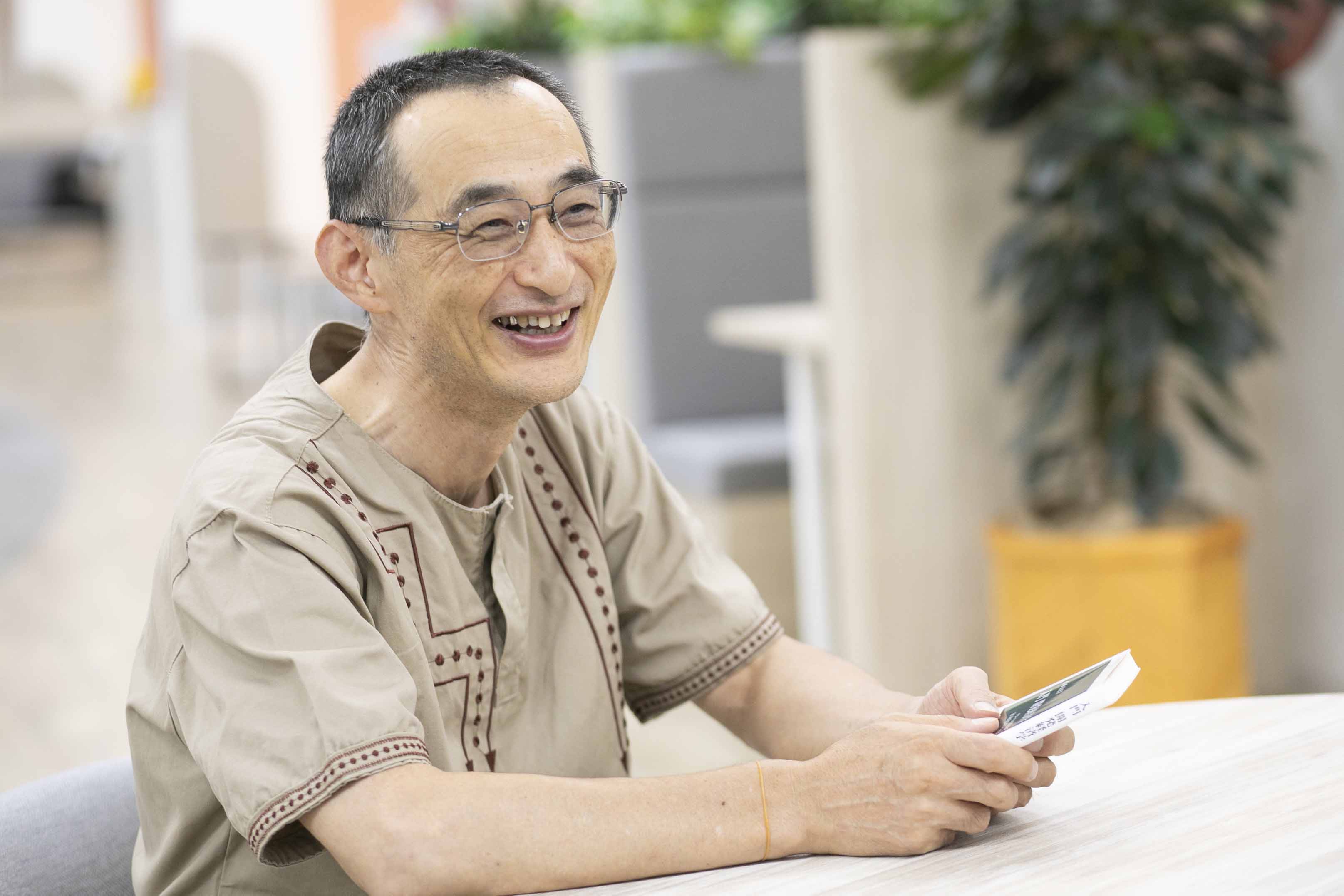 著書『入門　開発経済学』について話す山形さん（写真：小野さやか）