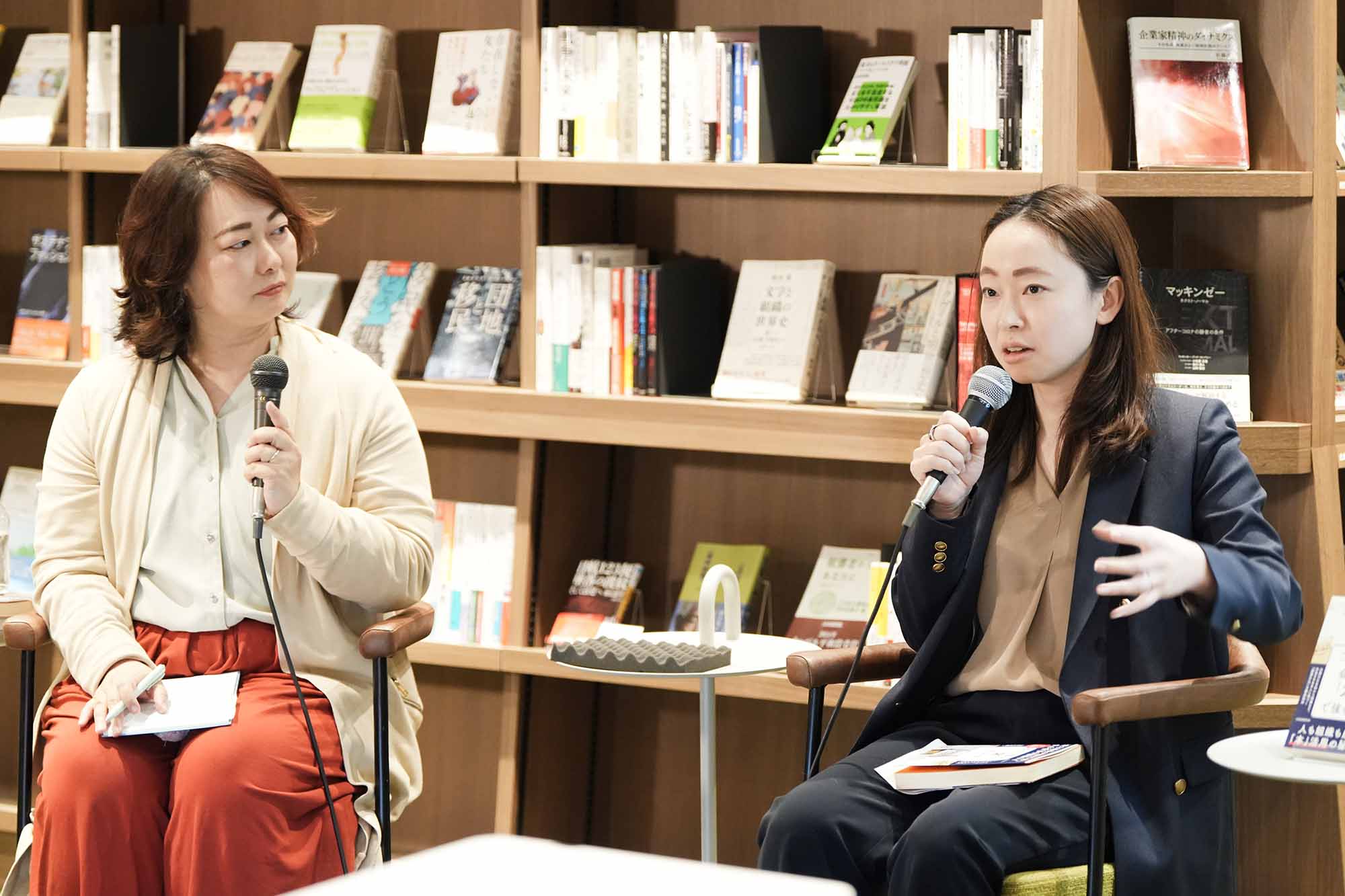 石原千亜希さん(右)と宮本恵理子さん。イベントは東京・日本橋兜町の「Book Lounge Kable」で行われた(写真:鈴木愛子) 石原千亜希さん(右)と宮本恵理子さん。イベントは東京・日本橋兜町の「Book Lounge Kable」で行われた(写真:鈴木愛子)