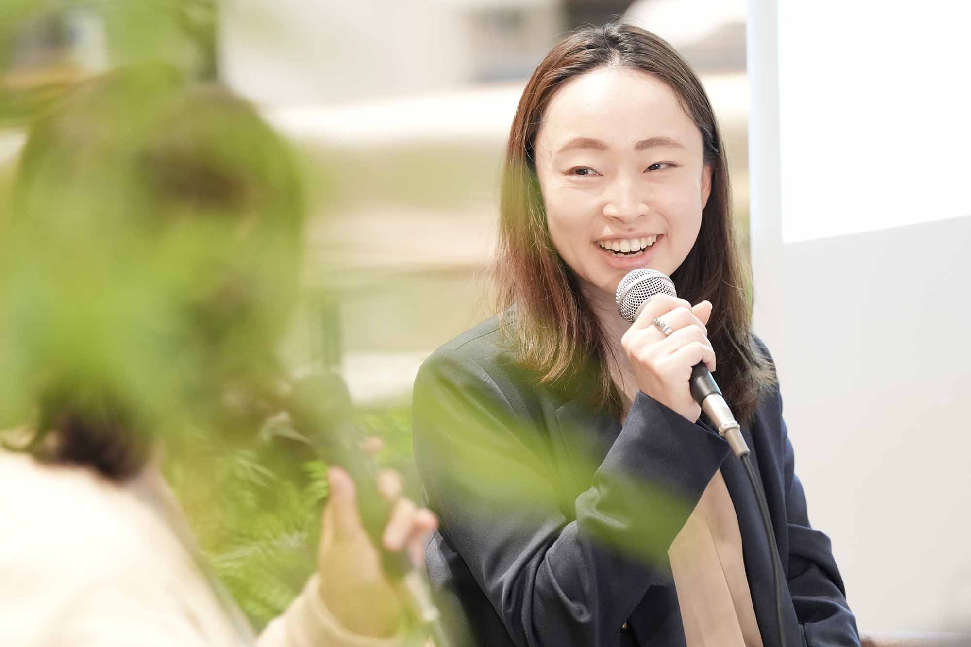 「本は目線を合わせる役割がある」と話す石原さん（写真：鈴木愛子）