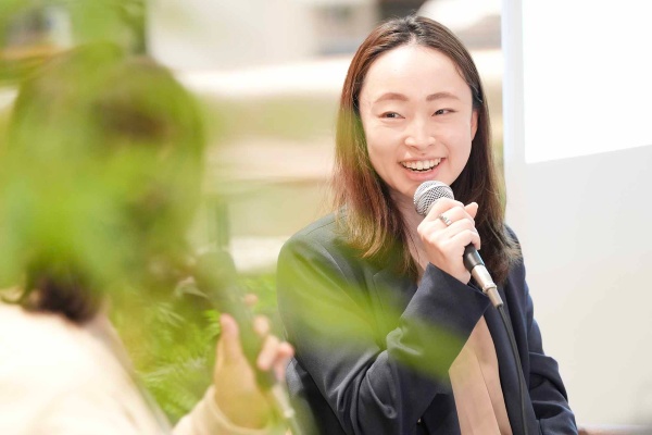 「本は目線を合わせる役割がある」と話す石原さん(写真:鈴木愛子) 「本は目線を合わせる役割がある」と話す石原さん(写真:鈴木愛子)