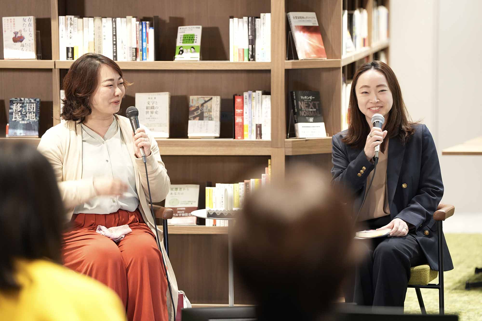 石原千亜希さん(右)と宮本恵理子さん。イベントは東京・日本橋兜町の「Book Lounge Kable」で行われた(写真:鈴木愛子) 石原千亜希さん(右)と宮本恵理子さん。イベントは東京・日本橋兜町の「Book Lounge Kable」で行われた(写真:鈴木愛子)