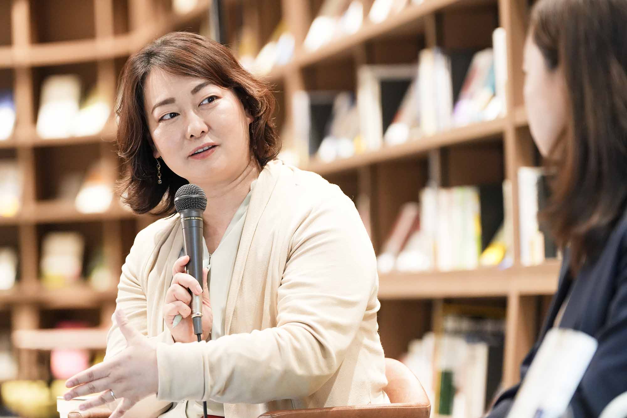 「本だと自分のペースで咀嚼して、思考を深められる」と話す宮本さん 「本だと自分のペースで咀嚼して、思考を深められる」と話す宮本さん