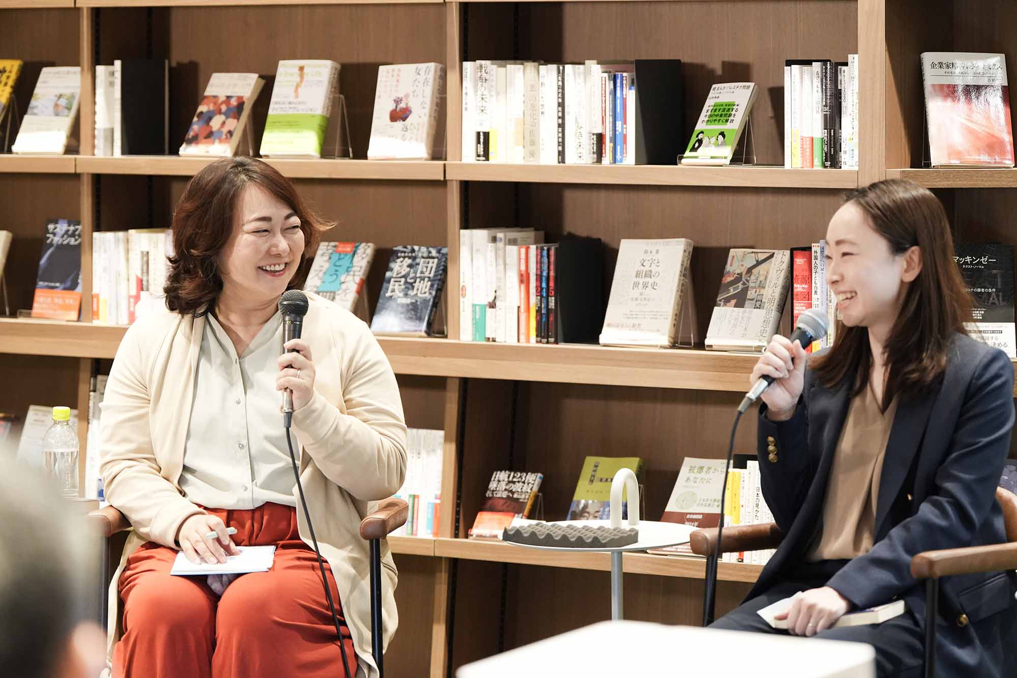 石原千亜希さん(右)と宮本恵理子さん。イベントは東京・日本橋兜町の「Book Lounge Kable」で行われた 石原千亜希さん(右)と宮本恵理子さん。イベントは東京・日本橋兜町の「Book Lounge Kable」で行われた