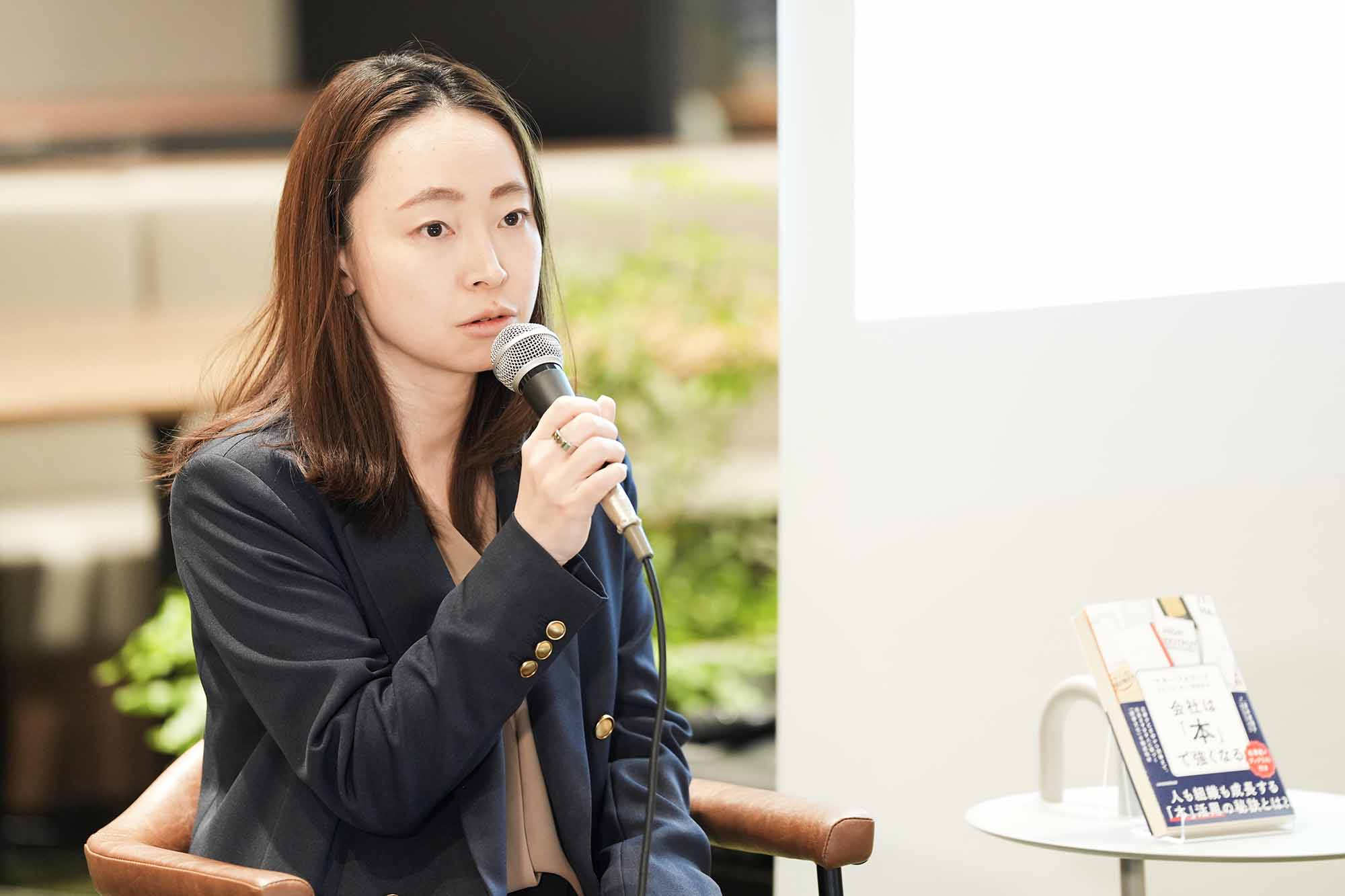 「本は著者が生涯をかけて培った知識や経験が詰まっています」と話す石原さん