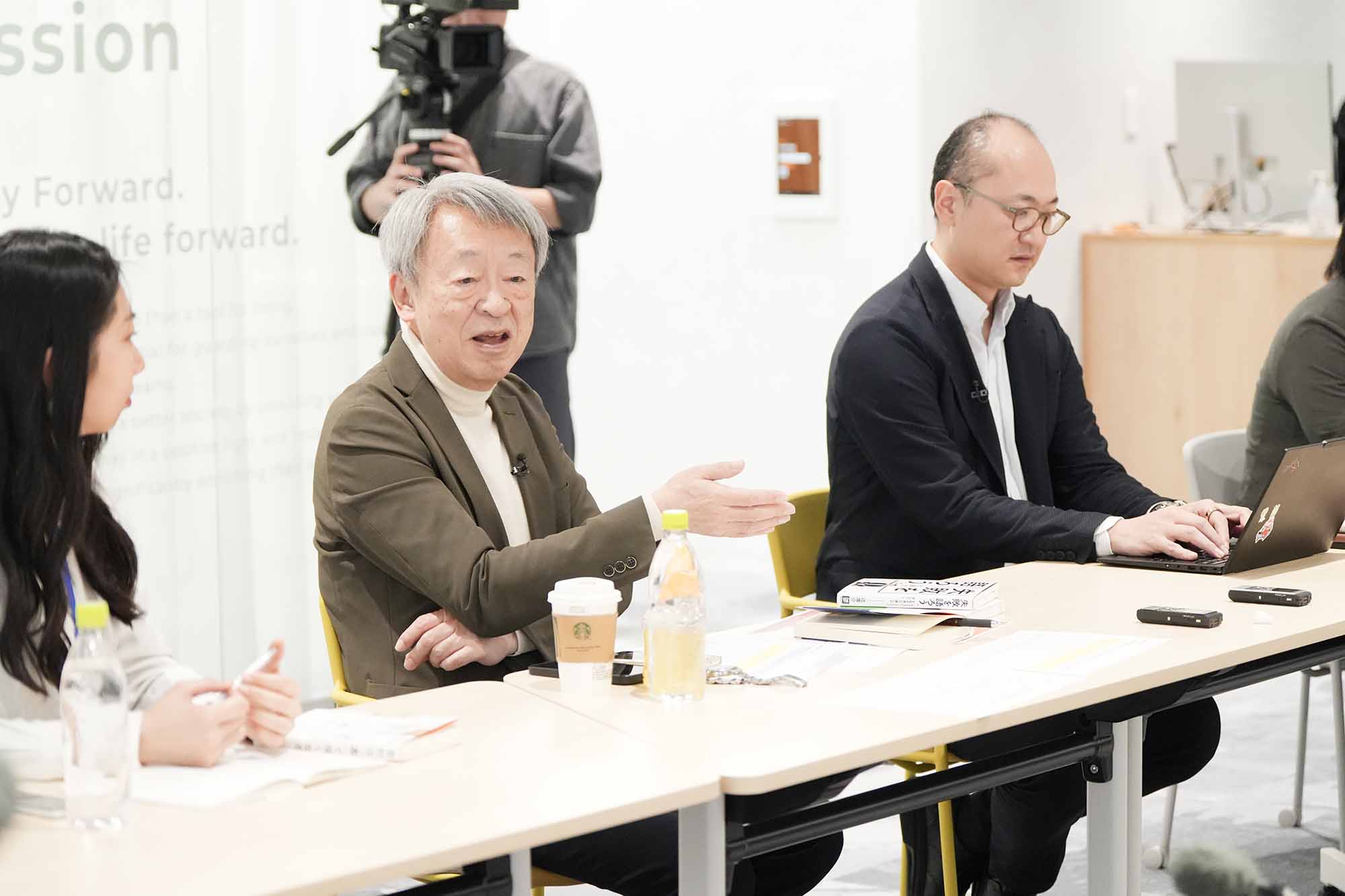 「面白いタイトルだな、と思って書店で手に取った」という池上彰さん（写真中央）。写真右は瀧俊雄さん
