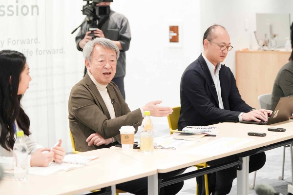 「面白いタイトルだな、と思って書店で手に取った」という池上彰さん(写真中央)。写真右は瀧俊雄さん 「面白いタイトルだな、と思って書店で手に取った」という池上彰さん(写真中央)。写真右は瀧俊雄さん