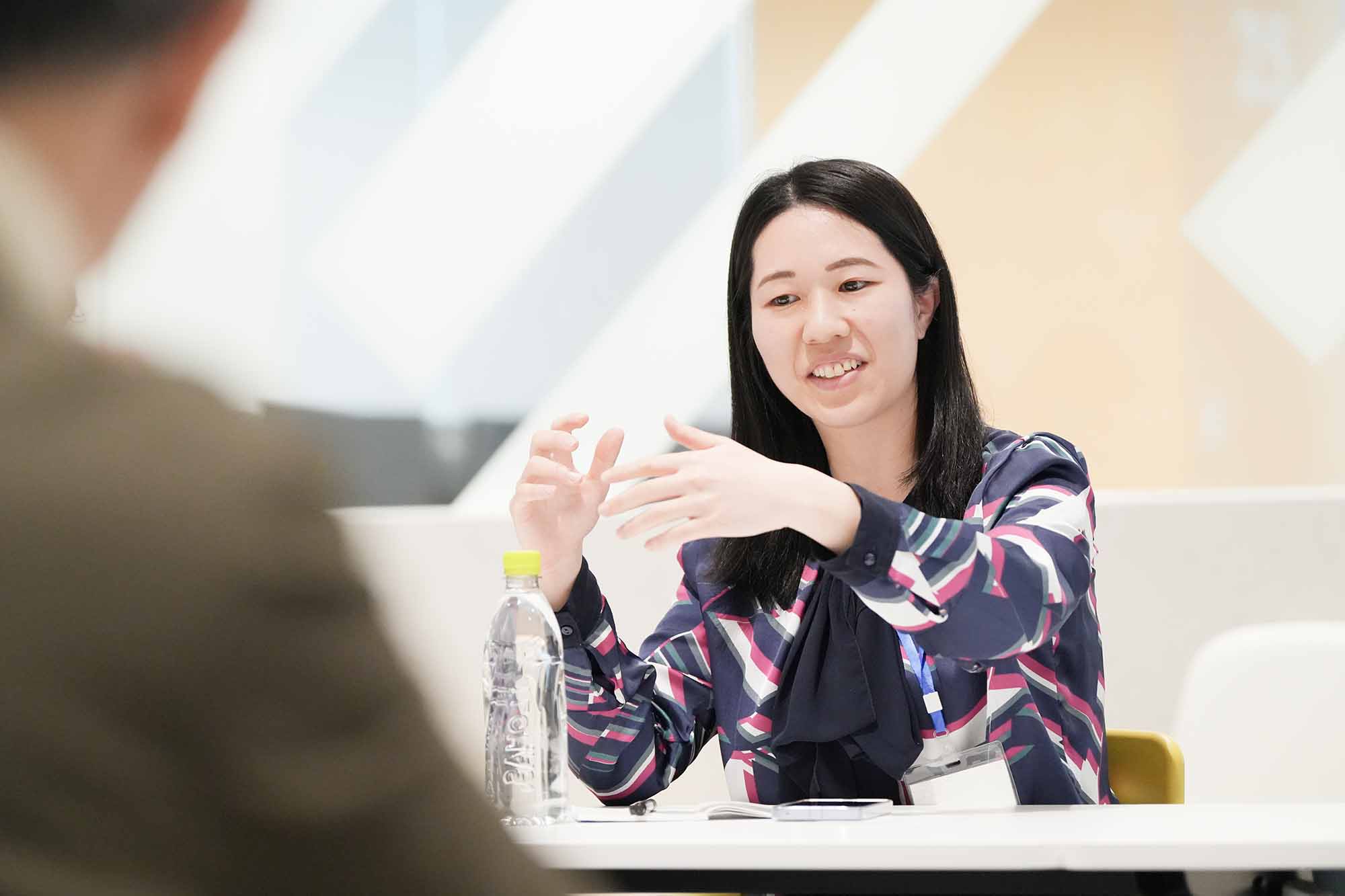 参加者はまず一人ずつ『会社は「本」で強くなる』の感想を述べた