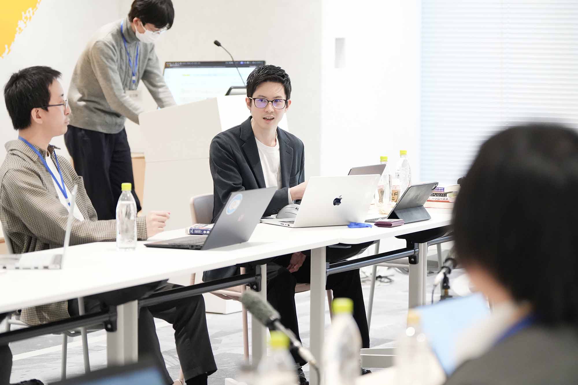「社内のSlackに『こういう小説が好きだ』と投稿する文化があります」と話す吉住さん（写真中央）