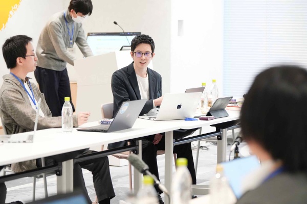 「社内のSlackに『こういう小説が好きだ』と投稿する文化があります」と話す吉住さん(写真中央) 「社内のSlackに『こういう小説が好きだ』と投稿する文化があります」と話す吉住さん(写真中央)
