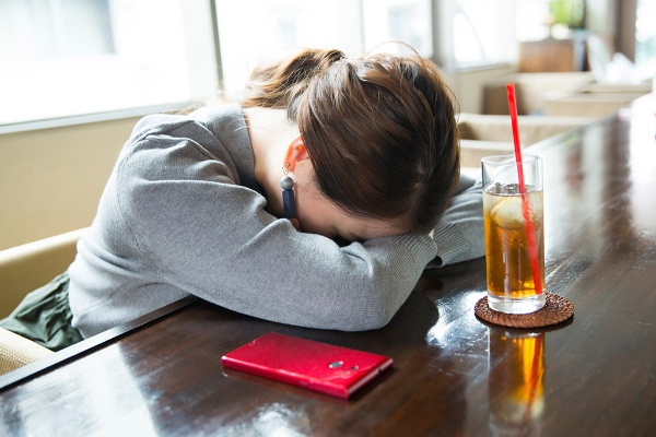 評価されず落ち込む瞬間は誰にもある(写真:Paylessimages/stock.adobe.com) 評価されず落ち込む瞬間は誰にもある(写真:Paylessimages/stock.adobe.com)