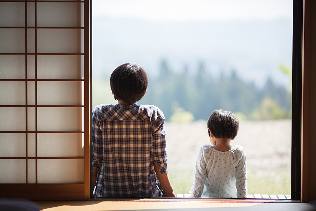 都会は便利。でも田舎の縁側でのんびりできることも最高(写真:kn_setouchi/stock.adobe.com) 都会は便利。でも田舎の縁側でのんびりできることも最高(写真:kn_setouchi/stock.adobe.com)