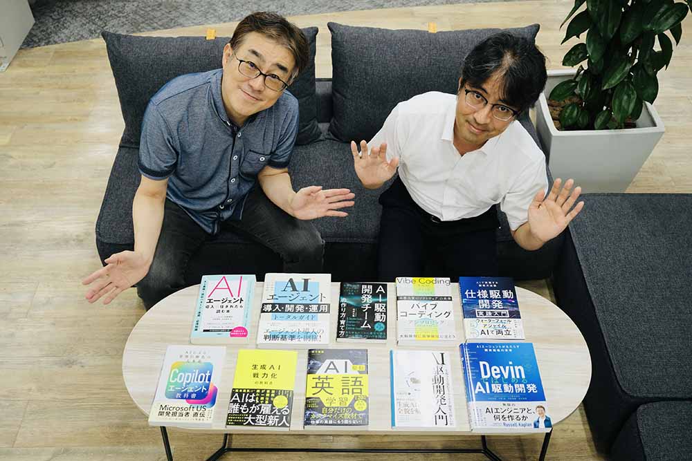 今回、「手前みそですが、部長が全力でおすすめ」するのはこの10冊！　技術プロダクツユニットクロスメディア編集部の田村規雄部長（右）と日経BOOKSユニット編集部長の安東一真部長（左）が解説します
