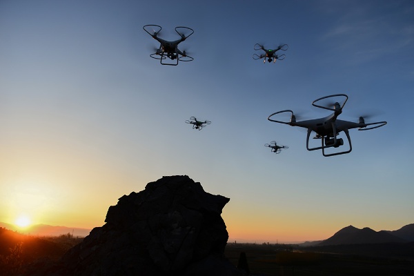 軍用ドローンはコストが下がり、誰でも手に入れやすくなる(写真はイメージ)(写真:emerald_media/stock.adobe.com) 軍用ドローンはコストが下がり、誰でも手に入れやすくなる(写真はイメージ)(写真:emerald_media/stock.adobe.com)