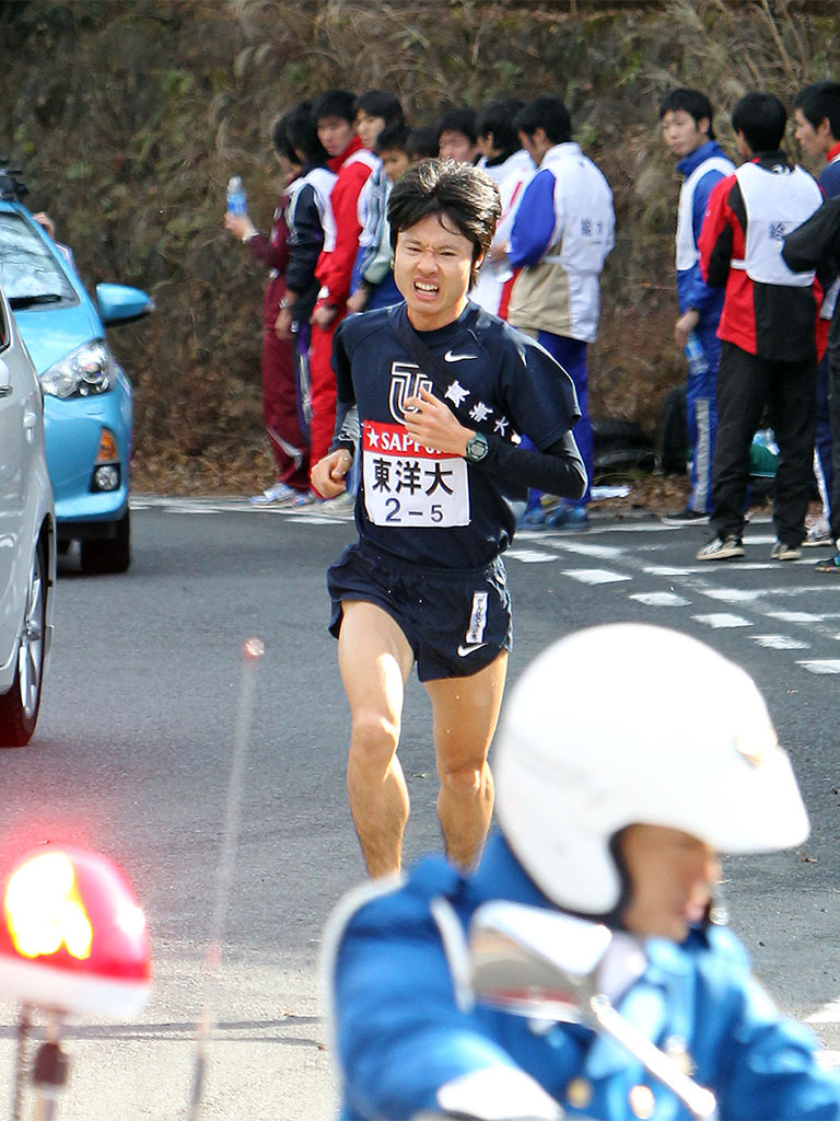 平成24年（2012）第88回箱根駅伝、山道である5区を駆ける東洋大学・柏原竜二。自身の区間記録を29秒更新する1時間16分39秒で4年連続区間賞。東洋大は大会新（当時）の10時間51分36秒で2年ぶり総合優勝を果たした（写真提供）産経新聞社
