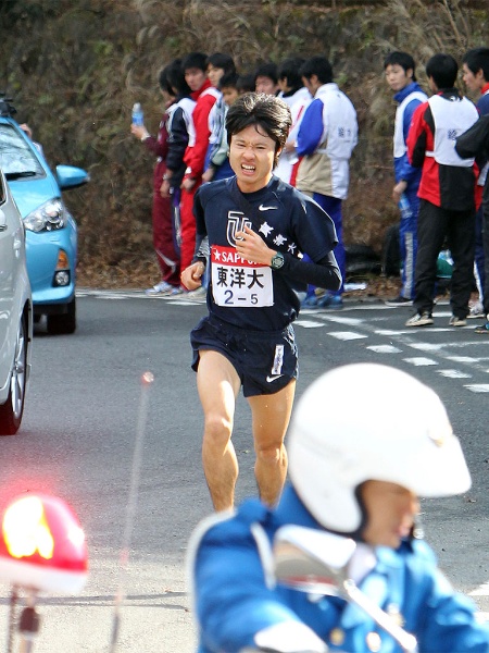 平成24年(2012)第88回箱根駅伝、山道である5区を駆ける東洋大学・柏原竜二。自身の区間記録を29秒更新する1時間16分39秒で4年連続区間賞。東洋大は大会新(当時)の10時間51分36秒で2年ぶり総合優勝を果たした(写真提供)産経新聞社 平成24年(2012)第88回箱根駅伝、山道である5区を駆ける東洋大学・柏原竜二。自身の区間記録を29秒更新する1時間16分39秒で4年連続区間賞。東洋大は大会新(当時)の10時間51分36秒で2年ぶり総合優勝を果たした(写真提供)産経新聞社