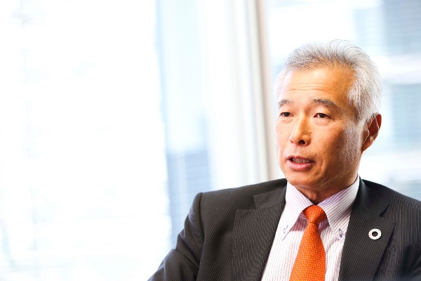中井徳太郎(なかい・とくたろう)氏 前環境事務次官。1985年東京大学を卒業後、大蔵省(現財務省)入省。財務省主計局主計官、環境省大臣官房審議官、同省廃棄物・リサイクル対策部長などを歴任後、2020年に環境事務次官に就任。現在は日本製鉄顧問として、同社のサステナビリティー戦略をサポートする(写真:鈴木愛子、以下同)