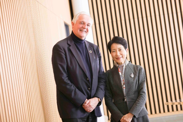 ポール・ポルマン氏(左)と石井菜穗子氏が初めて出会ったのは2013年の世界経済フォーラム年次総会(ダボス会議)。それ以来、2人は交流を深めている