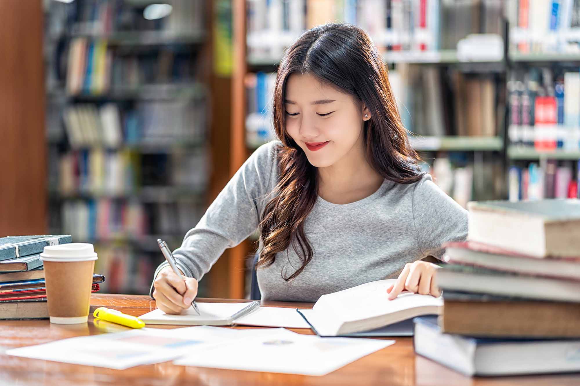 文章がうまくなりたいなら、読書しながらメモを（写真：THANANIT／stock.adobe.com）