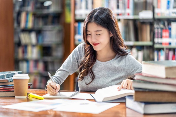 文章がうまくなりたいなら、読書しながらメモを(写真:THANANIT/stock.adobe.com)