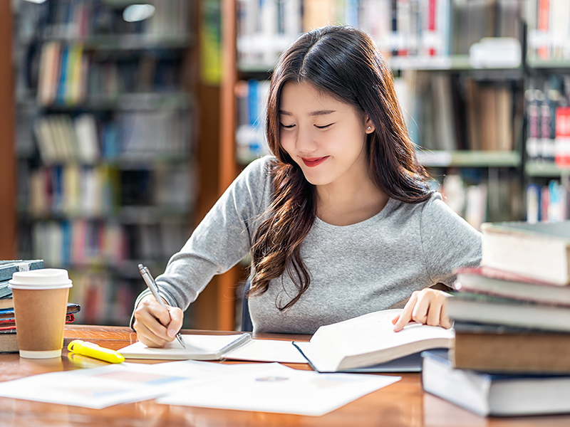 文章を書く人間にとって、読書は必須